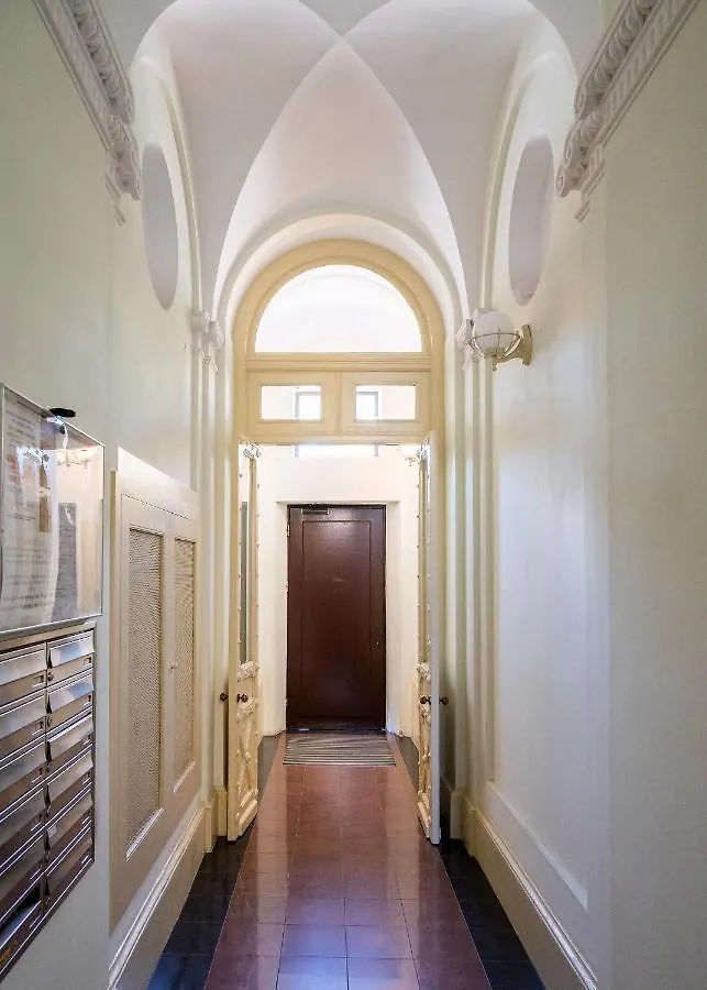 Krakowskie Przedmiescie 19: Royal Proximity Warsaw Apartment